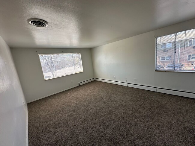 Building Photo - Move in Ready! Newly updated 1 bedroom 1 b...