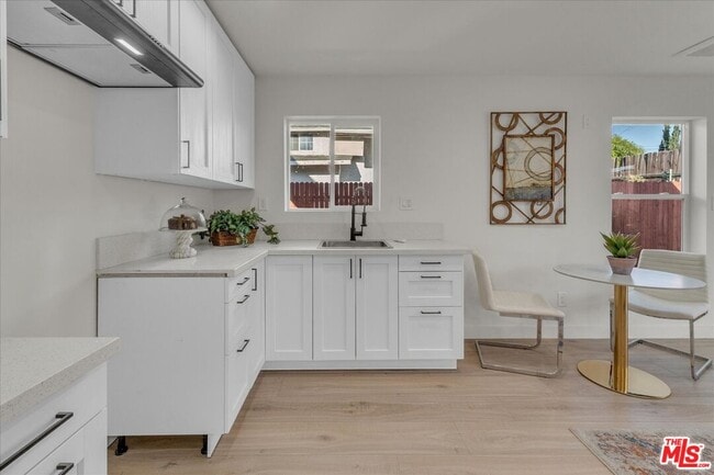 Building Photo - 10349 Hillhaven Ave