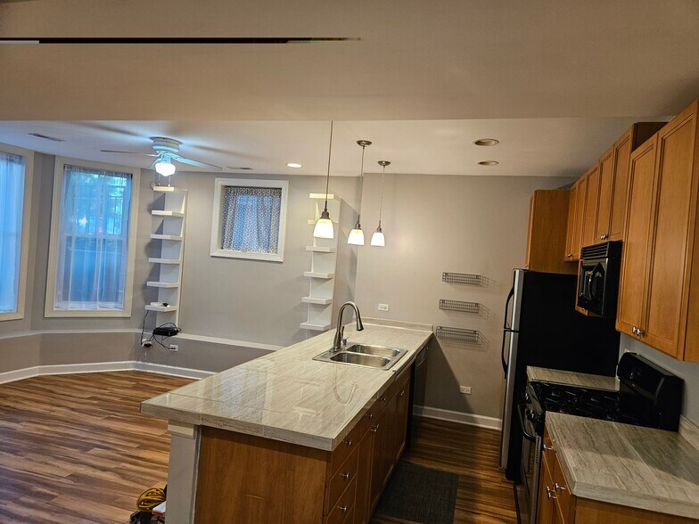 living room - 3450 N Bosworth Ave