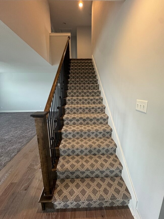 Building Photo - Luxury 5BR 4 BA Home w/ Pool and Clubhouse Access in GREAT location!