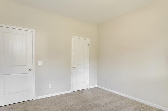 Building Photo - 467 Bainbridge Dr