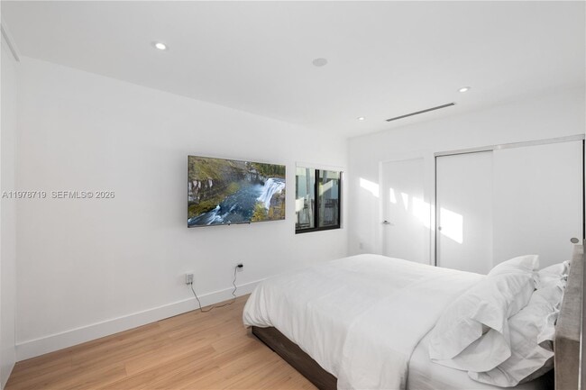 Building Photo - 900 W 47th Ct