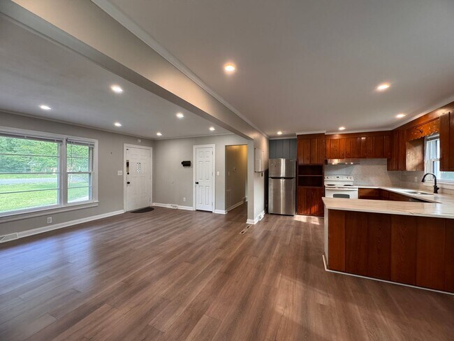 Building Photo - 3BR 1.5BA Brick Ranch in Lexington