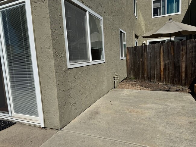 Building Photo - Beautiful bright townhome in Tierrasanta