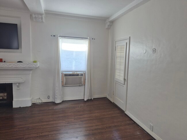 Family Room - 357 S Doheny Dr