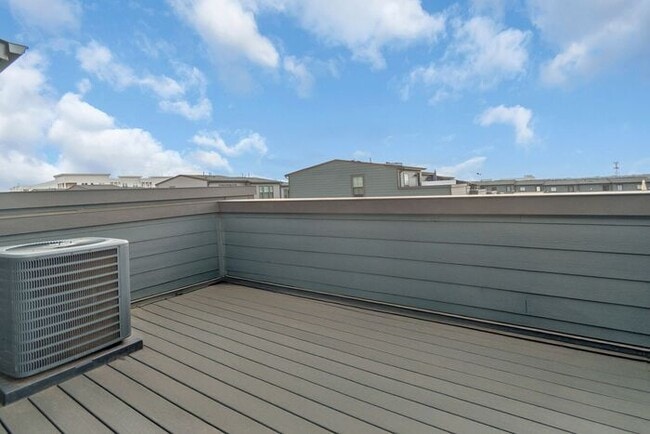 Building Photo - Stunning 3-Bedroom Townhouse in the Heart of South End!