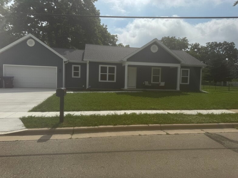 Front yard - 102 S Prairie Ave
