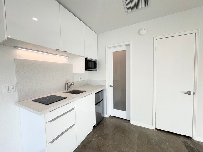 Building Photo - AVAILABLE NOW!! Studio Apartment in Palm Springs!!