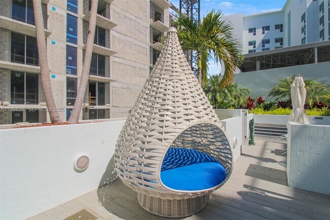 Building Photo - 1600 SW 1st Ave