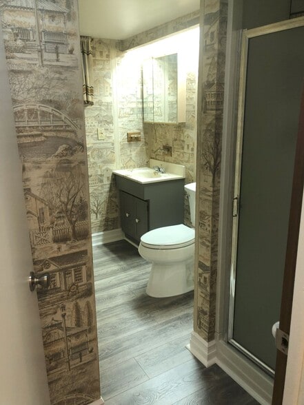 Building Photo - 516 E Wedgewood Ave