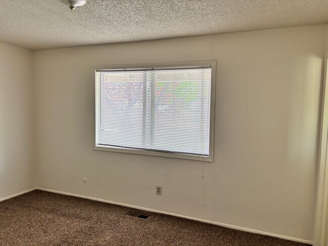 Building Photo - AVAILABLE IMMEDIATELY - LARGE 3 BED/2 BATH...
