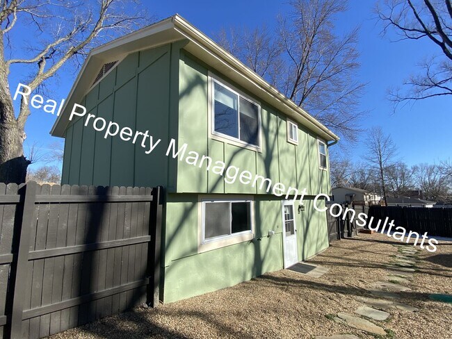 Building Photo - Charming Home in a Country Setting
