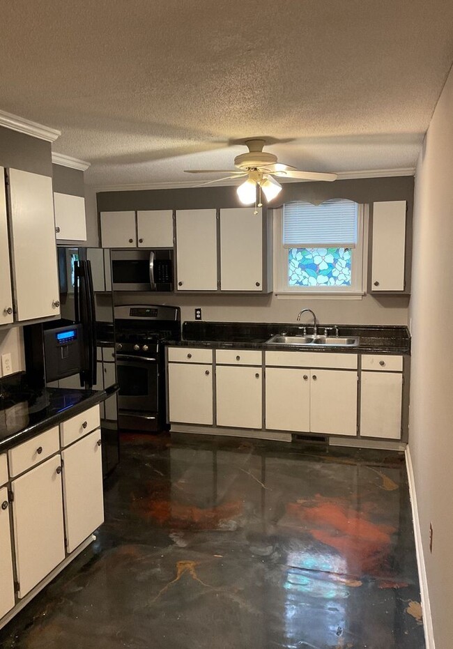Building Photo - Coming Soon !  One Bedroom apartment in Ga...