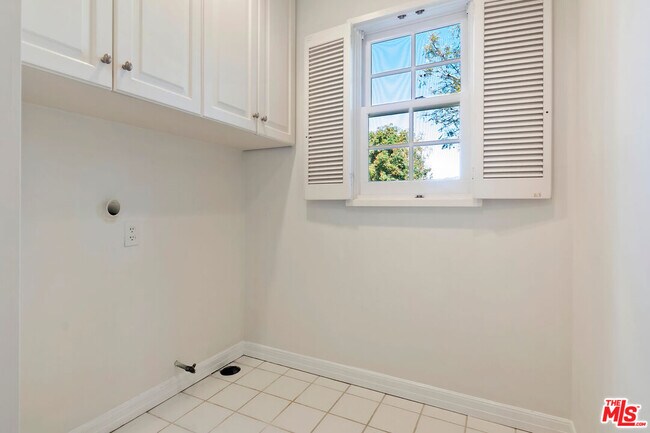 Building Photo - 360 Alma Real Dr