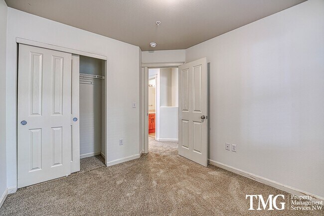 Building Photo - Low Maintenance, High Enjoyment in Salmon Creek!