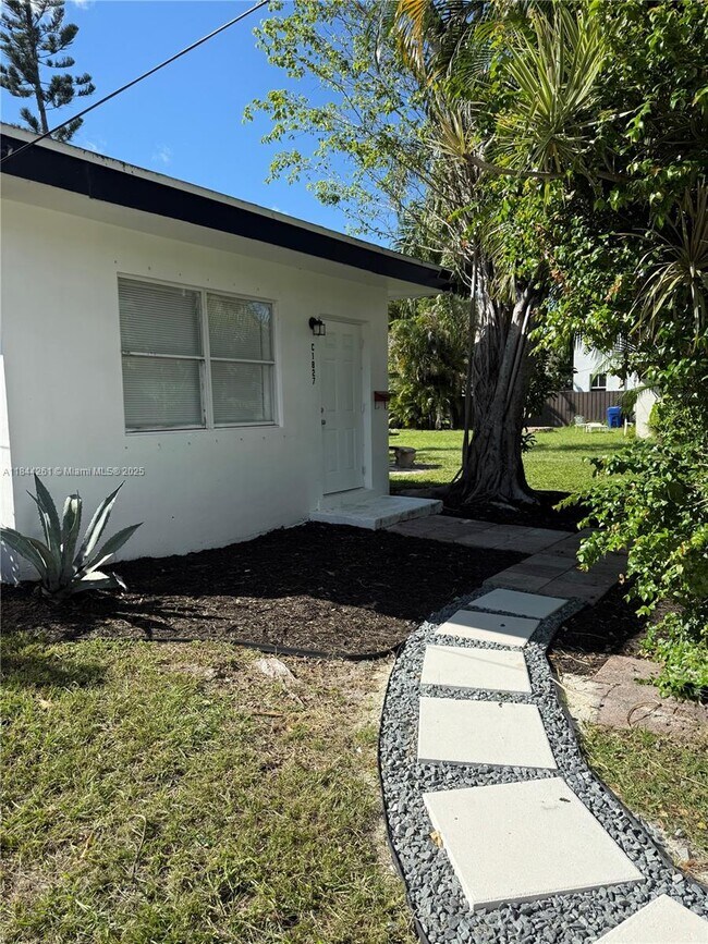 Building Photo - 1827 N Dixie Hwy