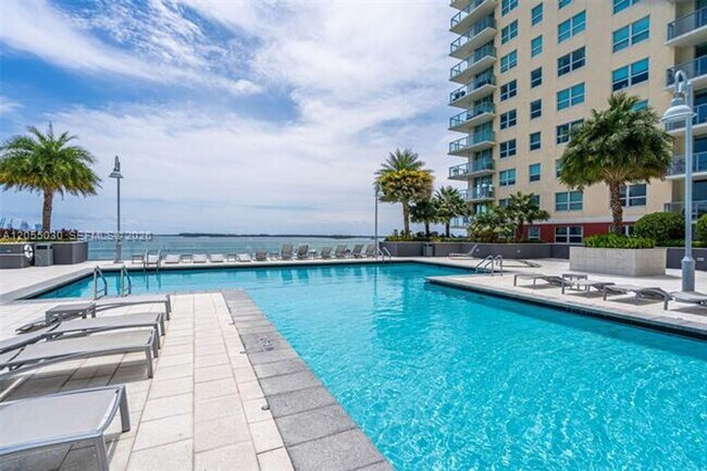 Building Photo - 1155 Brickell Bay Dr