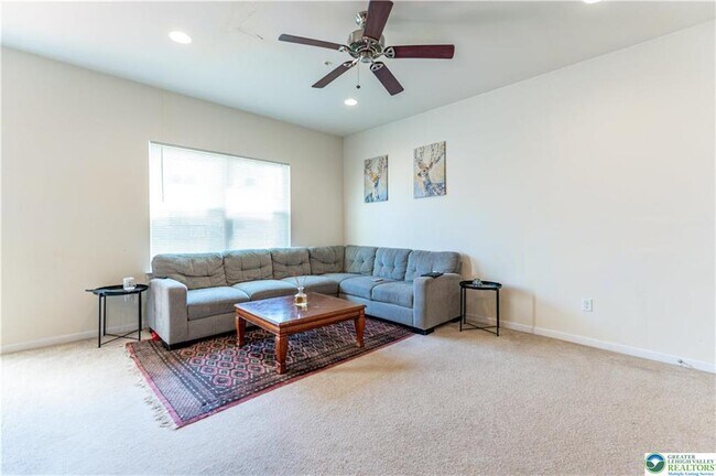 Building Photo - 940 King Way