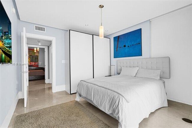 Building Photo - 16699 Collins Ave