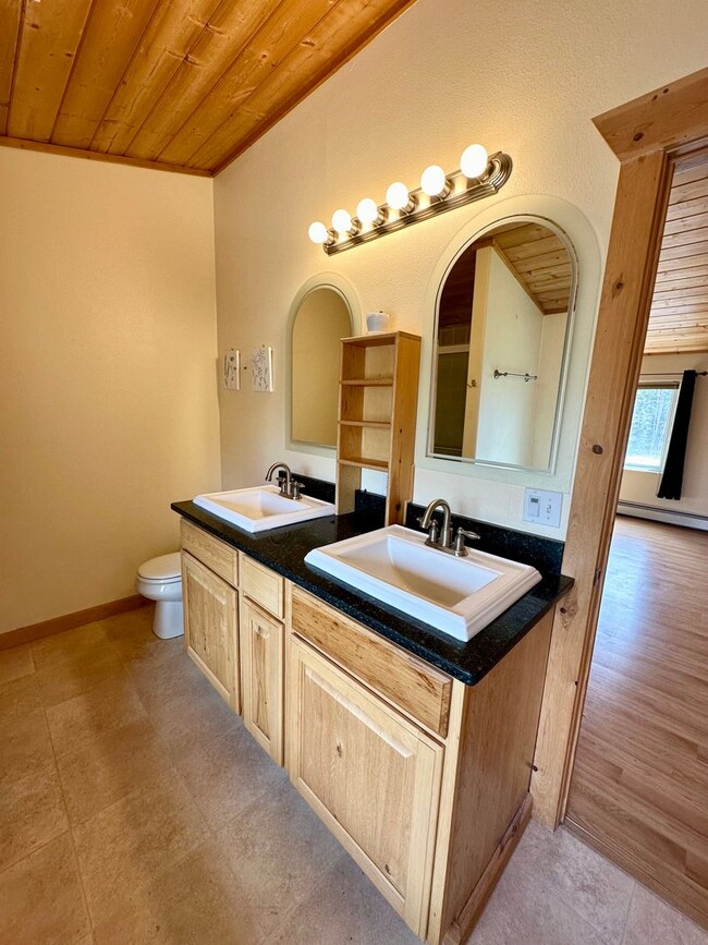 Building Photo - CHARMING LOG HOME!