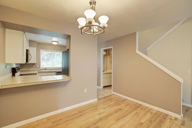 Building Photo - 2bd/2.5ba Woodinville Townhome