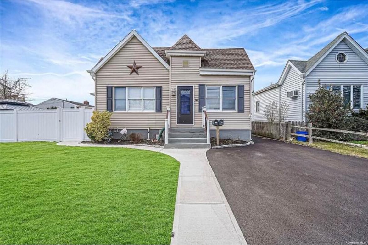 Building Photo - 16 Venetian Promenade