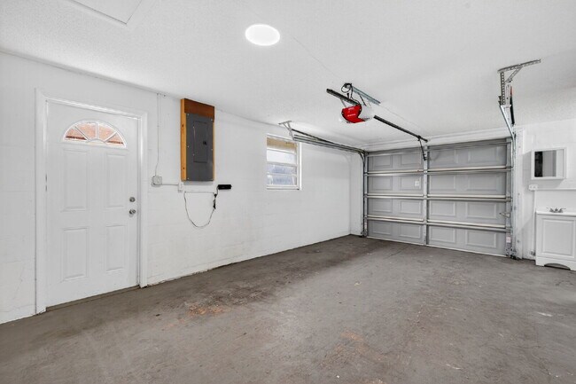 Building Photo - Beautiful 2 Bedroom, 2 Bathroom, 1 Car Garage home for rent.