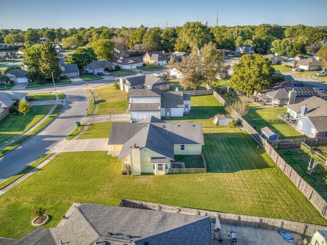 Building Photo - Move in discount / $800 first month rent