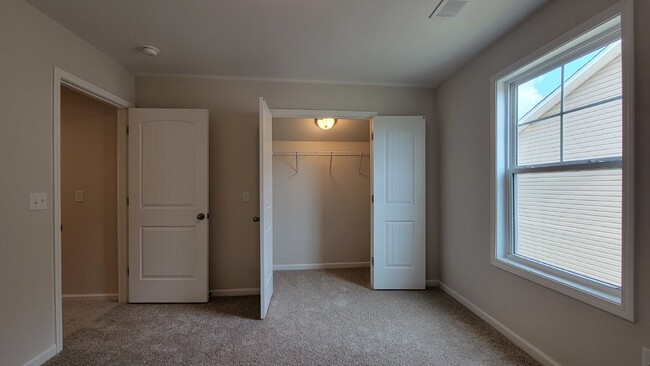 Building Photo - Your Ideal Home Awaits in Simpsonville
