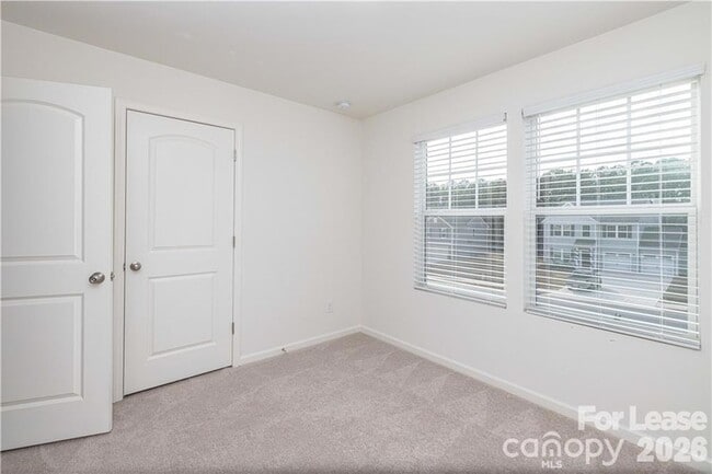 Building Photo - 824 Yorkshire Dr