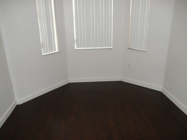 Building Photo - Shoma Townhomes