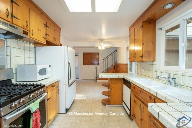 Building Photo - 456 Manchester Ave