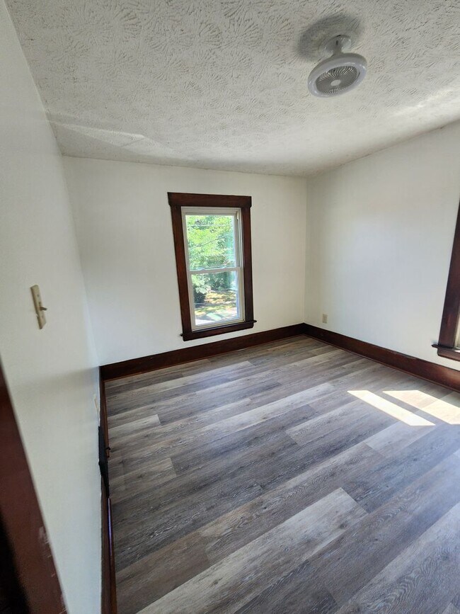 Building Photo - Beautifully Update 4 Bedroom House For Rent in Firestone Park