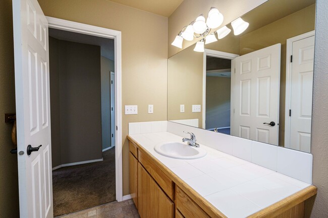 Building Photo - 3 Bedroom 2.5 Bath Duplex -Quick Easy Acce...