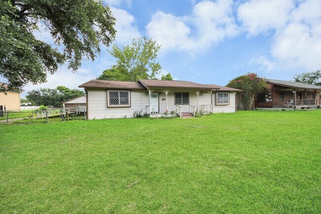 Building Photo - 535 Pampa St