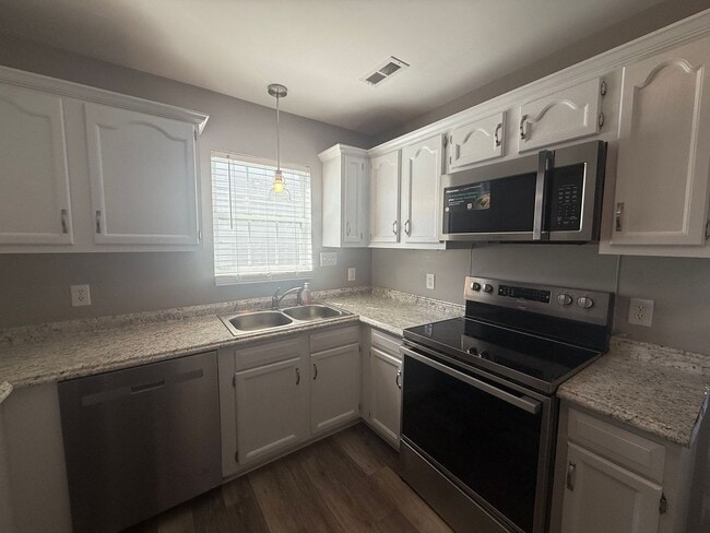 Building Photo - Newly Updated Ranch-Style Condo