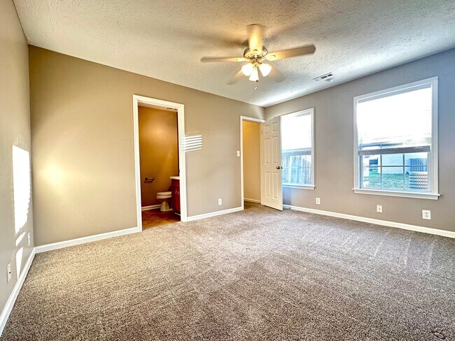 Building Photo - Cozy Single-Family Home with a Fenced Backyard