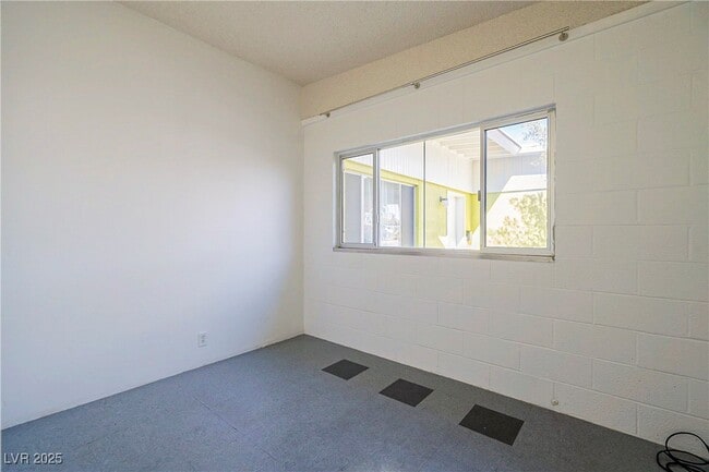 Building Photo - 1306 E Phillips Ave