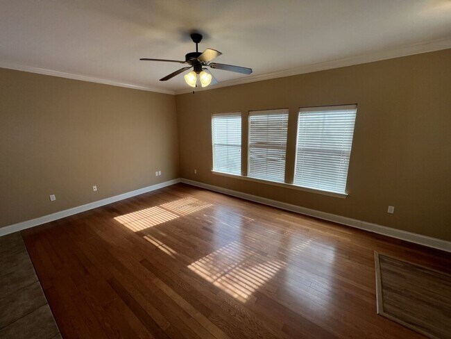 Building Photo - Charming 3-bedroom 2-bathroom in South Burbank Neighborhood!