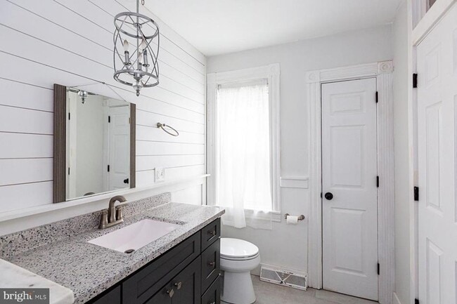 Building Photo - Charming 2 Bedroom Home with Modern Amenit...