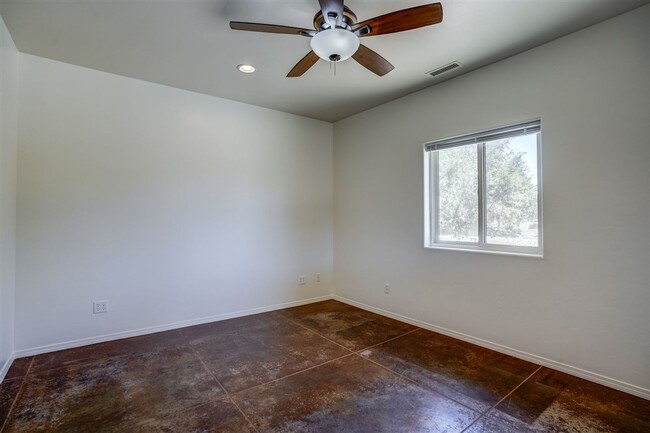 Building Photo - Cozy 2 Bedroom with Picturesque Granite Mo...