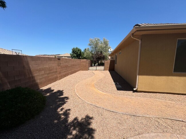 Building Photo - Great Home in LITTLE VALLEY!!!  Large yard!