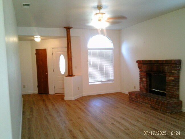 Building Photo - NORTHWEST CUTIE !  NEW PAINT AND FLOORING!!!