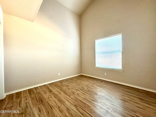 Building Photo - 3813 Loma Dante
