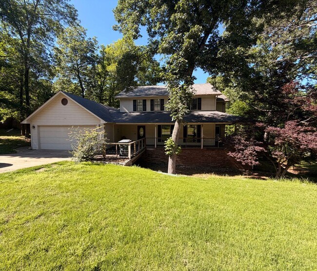 Building Photo - Discover this spacious 4-bedroom, 2.5-bathroom home in Russellville, AR