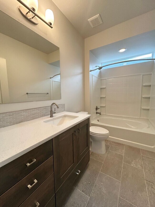 Building Photo - Gorgeous 3 bedroom 2 bathroom Home in Nampa