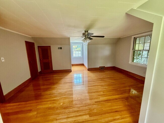 Building Photo - Four bedroom, 1.5 bath house in Graham -De...