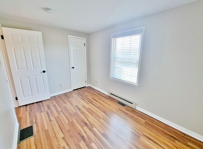 Building Photo - 3 Bed / 1-1/5 Bath Single Family Home w/Attached 2-Car Garage
