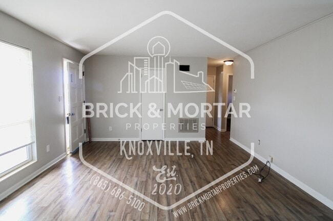Building Photo - 511 S Cedar St