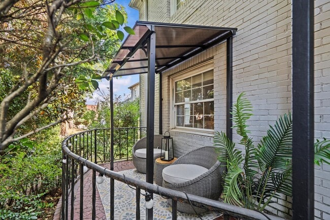 Building Photo - Downtown Townhouse Available 1 Nov 25!